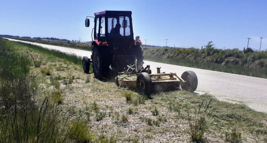 EL MUNICIPIO TRABAJA EN LA LIMPIEZA DE LA BANQUINA DE LA RUTA PROVINCIAL N° 127