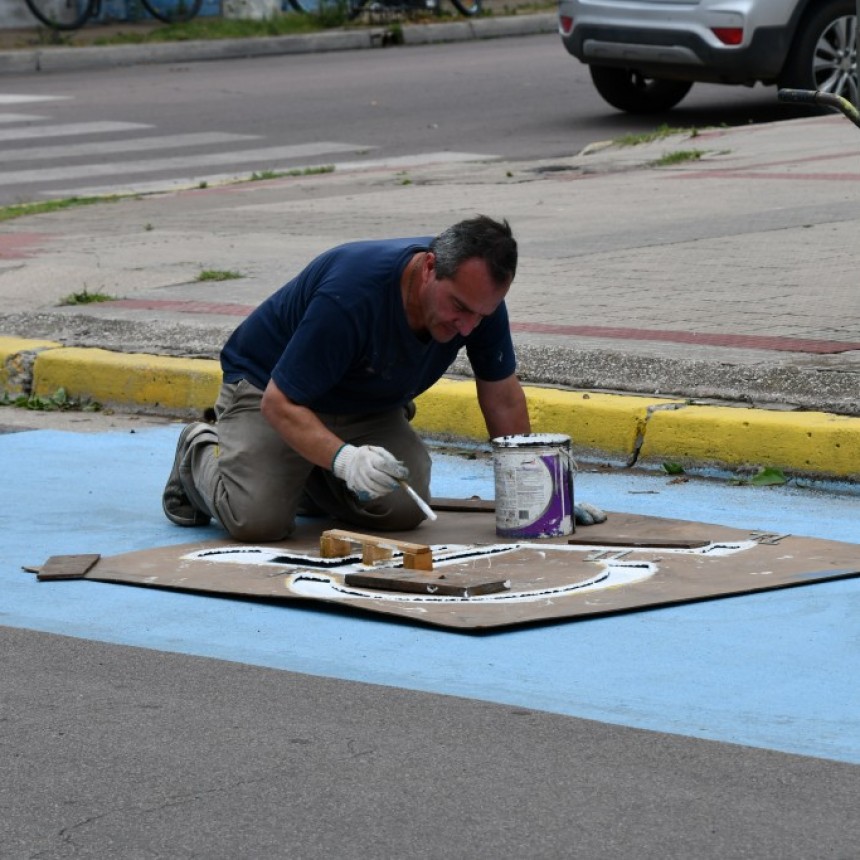 SE DEMARCAN LOS ESPACIOS DE ESTACIONAMIENTO PARA PERSONAS CON DISCAPACIDAD