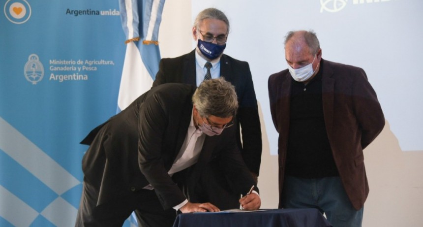 EL MINISTRO RODRÍGUEZ, JUNTO A BASTERRA, ENTREGÓ FINANCIAMIENTO A PESCADORES DE MAR DEL PLATA