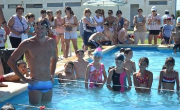 JOSE MEOLANS BRINDÓ UNA EXITOSA CLÍNICA DE NATACIÓN EN TRES LOMAS