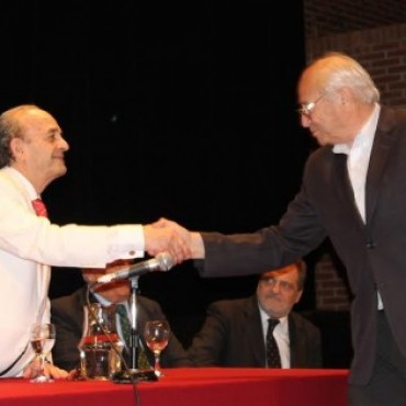 ROBERTO ALVAREZ RECIBIO SU DIPLOMA DE INTENDENTE