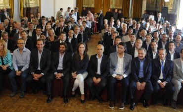 LA GOBERNADORA VIDAL SE REUNIO CON LOS 135 INTENDENTES