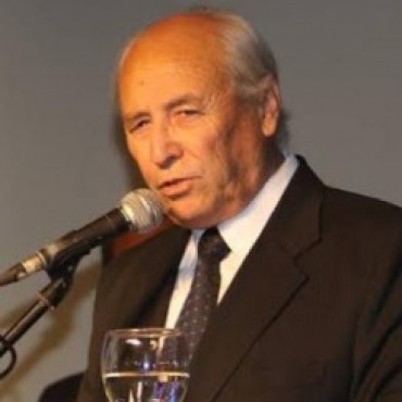 ROBERTO ALVAREZ CERRO EL AÑO EN FM AMANECER DICIENDO: 