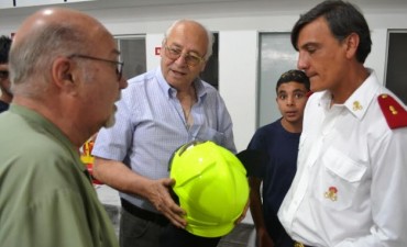 BOMBEROS RECIBIO NUEVOS VEHICULOS. EL INTENDENTE ACOMPAÑO EL ACTO.
