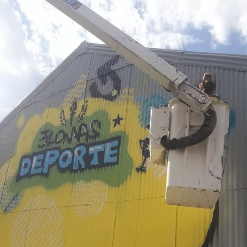 PINTAN UN MURAL EN EL FUTURO PASEO DEL DEPORTE