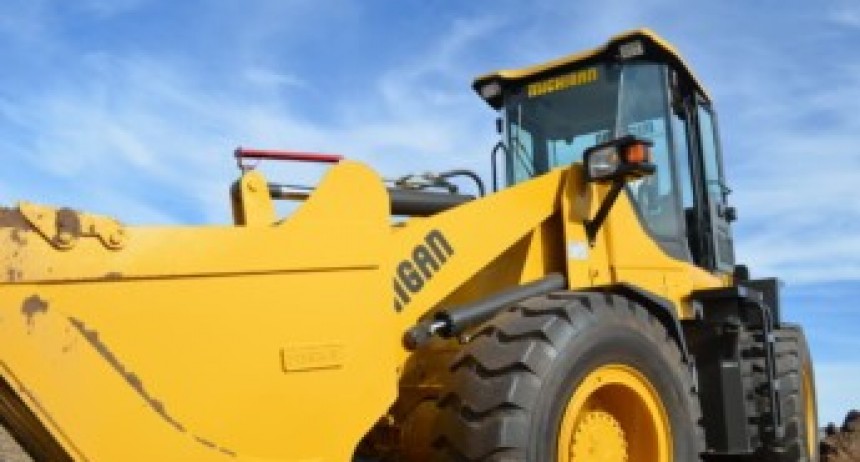 SE SUMAN NUEVAS MÁQUINAS REPARADAS: RED VIAL ARREGLA UN TRACTOR PALA RETROEXCAVADOR