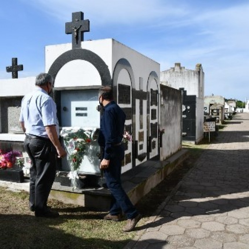 SE COLOCÓ UNA OFRENDA FLORAL POR EL ANIVERSARIO DEL FALLECIMIENTO DE OSVALDO BALBÍN