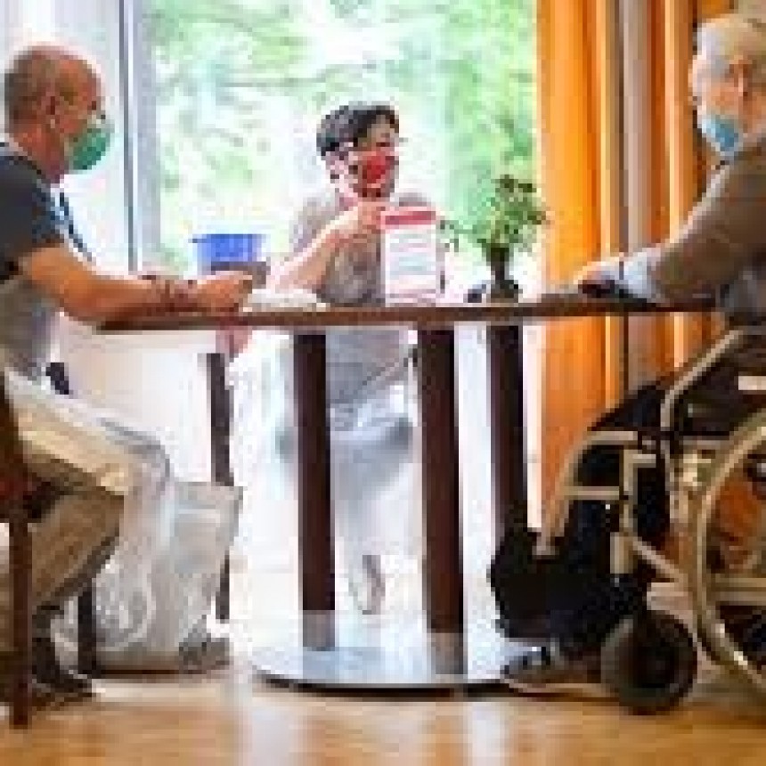 SUSPENDEN VISITAS FAMILIARES A HOGARES DE ADULTOS MAYORES
