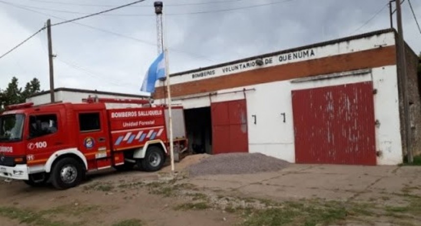 BOMBEROS DE QUENUMA AISLADOS. COLABORAN CUARTELES DE LA REGIÓN