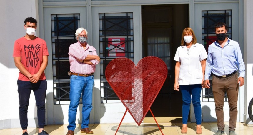 ENTREGA DE “CORAZONES CONTENEDORES” PARA ESTABLECIMIENTOS EDUCATIVOS
