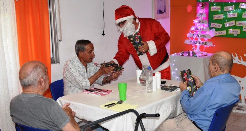 PAPÁ NOEL TAMBIÉN VISITÓ LOS HOGARES DEL HOSPITAL MUNICIPAL