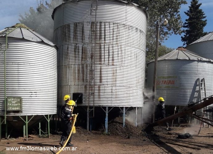 BOMBEROS TRABAJARON OCHO HORAS EN EL INCENDIO DE UN SILO CON PELLET DE  GIRASOL