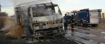 SE INCENDIO UN CAMION EN LA RUTA 85