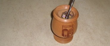 EL INTENDENTE SALUDO A SEBASTIAN PORDOMINGO Y LE ENTREGO UN OBSEQUIO