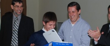 EL INTENDENTE ÁLVAREZ ENTREGÓ MÁS DE 500 NETBOOKS EN CASBAS Y GUAMINÍ