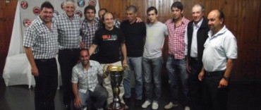 ATLETICO ARGENTINO RECIBIO LA COPA BODAS DE PLATA DE FM AMANECER