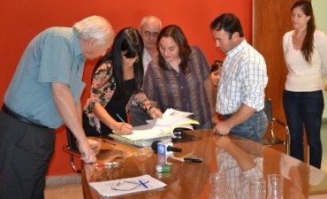 SE FIRMARON ESCRITURAS PARA EL CEPT Y BOMBEROS