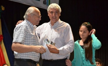 FIESTA DEL DEPORTE: DISTINCION PARA FM AMANECER ¡MUCHAS GRACIAS!