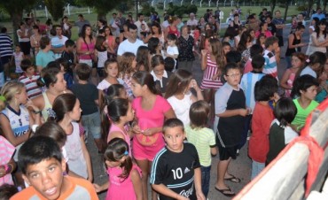 LOS REYES RECORRIERON LOS BARRIOS REGALANDO GOLOSINAS