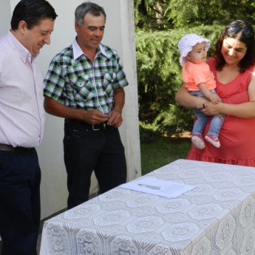 EL INTENDENTE ENTREGÓ UN MÓVIL POLICIAL, DOS VIVIENDAS Y CASCOS EN ARROYO VENADO