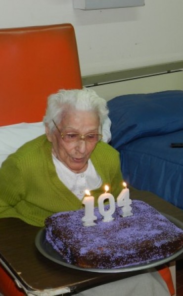 EL INTENDENTE VISITÓ A LA VECINA HERMINIA RINCÓN DE SOLIVELLA EN SUS 104 AÑOS 