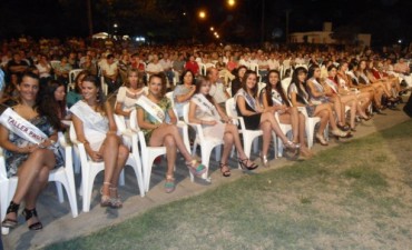 TRECE CHICAS BUSCAN SER LA NUEVA REINA