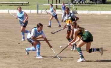 Hoy viernes - SE DICTA UNA CLÍNICA DE HOCKEY PARA ALUMNOS Y PROFESORES