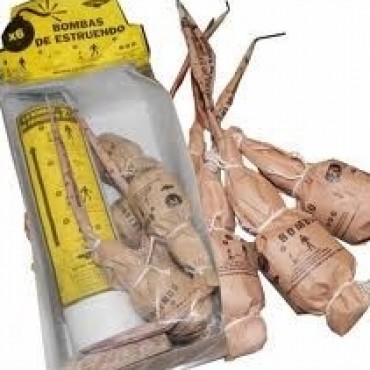 INCONVENIENTES EN EL CLASICO ENTRE EL CEIBO Y DEPORTIVO GARRE. LA EXPLOSION DE PIROTECNIA QUEMO A SIMPATIZANTES DEL VISITANTE Y DAÑO UN AUTO.