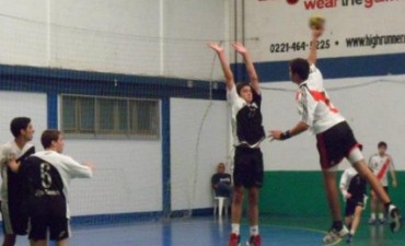 EL TRESLOMENSE FACUNDO BUSTOS SIGUE JUGANDO AL HANDBOL EN RIVER