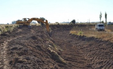 TRABAJAN EN LA LIMPIEZA DE DESAGÜES