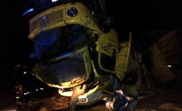 DOS CAMIONES DE TRES LOMAS CHOCARON DE FRENTE