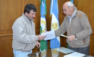 EL INTENDENTE ENTREGO OTROS DOS SUBSIDIOS