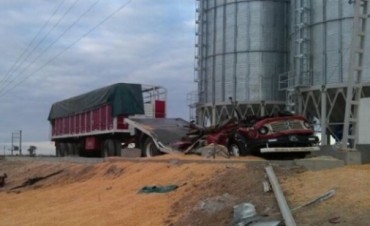 UN JOVEN FALLECIO CUANDO UN SILO APLASTO A UN CAMION