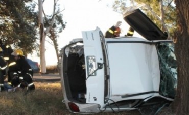 CHOCARON UN CAMION, VOLCARON Y PARARON CONTRA UN ARBOL