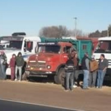 SE MOVILIZAN LOS CAMIONEROS. NO DEJARAN CIRCULAR CAMIONES CARGADOS CON GRANOS.
