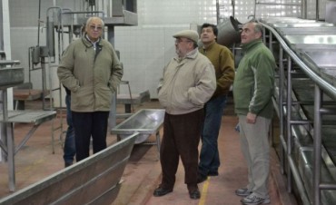 EL INTENDENTE VISITO EL FRIGORIFICO Y LA GRANJA PORCINA