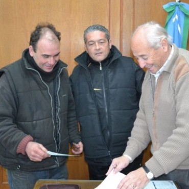 EL INTENDENTE ENTREGO SUBSIDIOS A FERRO Y AL CEPT 7