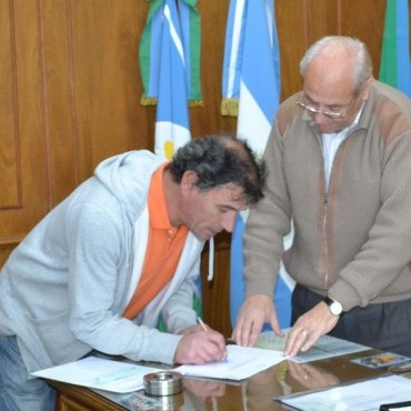 EL INTENDENTE ENTREGO SUBSIDIOS PARA ARGENTINO Y UNION