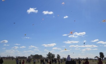 SE REALIZO UNA BARRILETEADA EN EL POLIDEPORTIVO