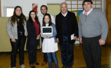 ENTREGARON NETBOOKS EN LA ESCUELA SECUNDARIA Nº 5