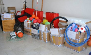 ENTREGA DE MATERIAL DEPORTIVO A INSTITUCIONES