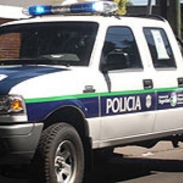 DETIENEN A UN HOMBRE QUE CIRCULABA EN UNA CAMIONETA CON UNA PATENTE QUE NO CORRESPONDIA.