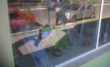 ROMPIERON LA VIDRIERA DE UN COMERCIO